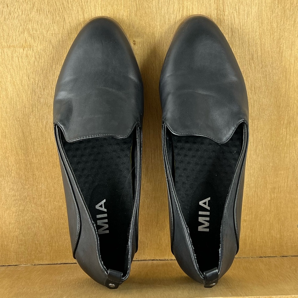 NWOT Mia Black Slip On Shoes